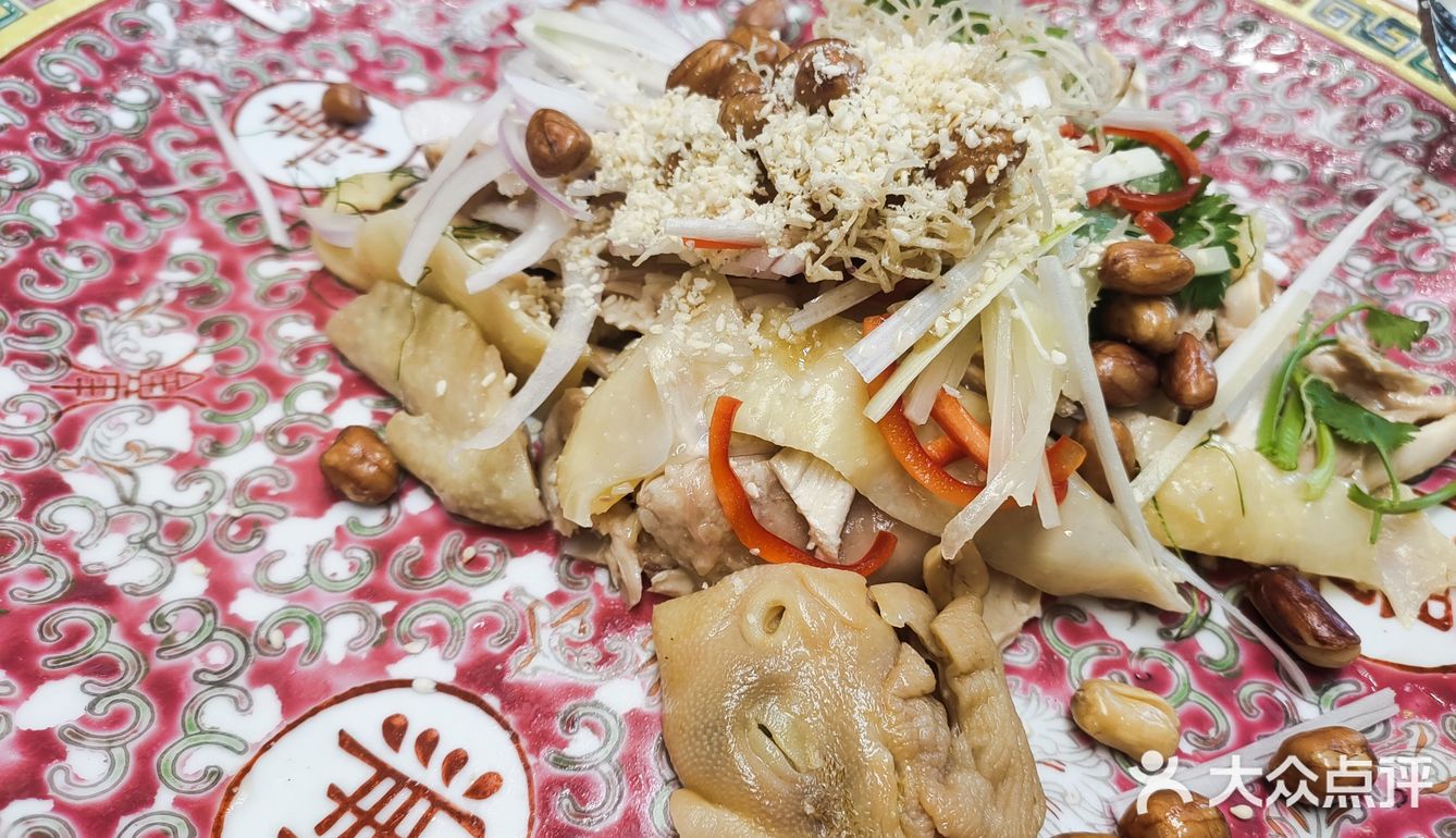 我们终于等到了机会得偿所愿。店面在广场中非常显眼