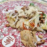 我们终于等到了机会得偿所愿。店面在广场中非常显眼