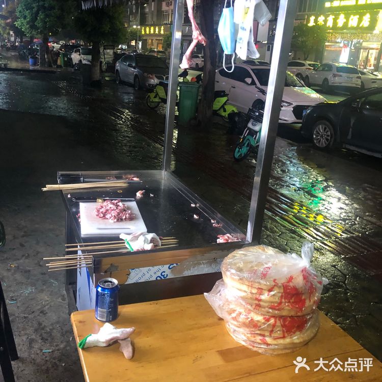 西区花园里的一家新疆烤羊肉，真心好吃