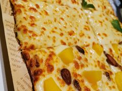 坚果黄桃拼金枕头榴莲薄饼-魔膳厨房·果木牛排·西餐厅(MM2店)