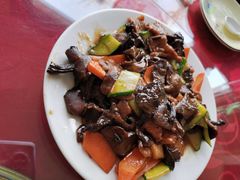 松蘑炒肉-北京龙庆四季香农家饭庄·灶台鱼·碳烤虹鳟鱼(龙庆峡店)