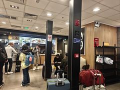 -麦当劳(上海虹桥站30B检票口楼上)