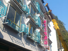 新店刚上招牌时-春天花园酒店(阳朔西街店)