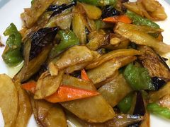 地三鲜-东北哈尔滨酱骨头馆房掌柜铁锅炖