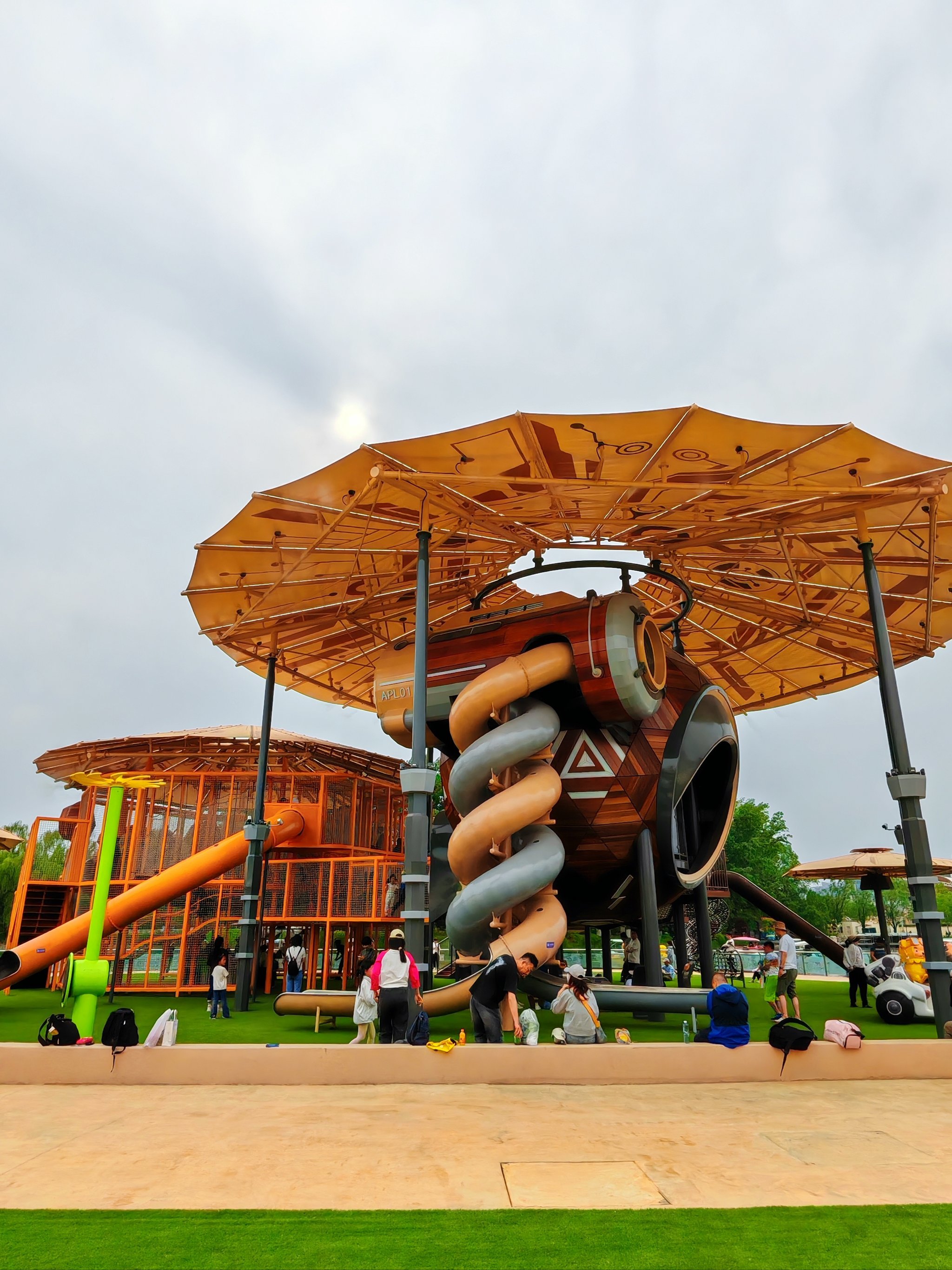 机器人走进游乐土“打工” 金马游乐助推AI在文旅范畴商用