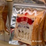东四这家面包房超级火爆，都是来他家买面包，打牛奶的