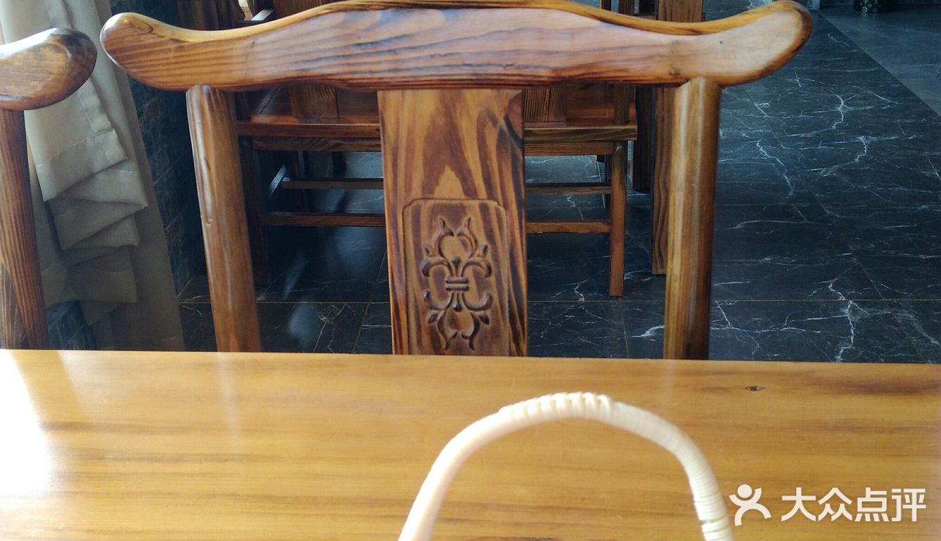 算是餐饮集中的，再有几家香烛店