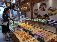 面包甜点陈列柜-南宋胡记(杭州河坊街店)