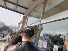 门外排队等候-北京市公安局公安交通管理局西城交通支队停车场