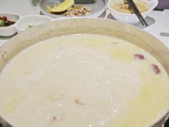 -洪氏嗨捞·广东猪肚鸡·椰子鸡火锅(西咸万象城店)