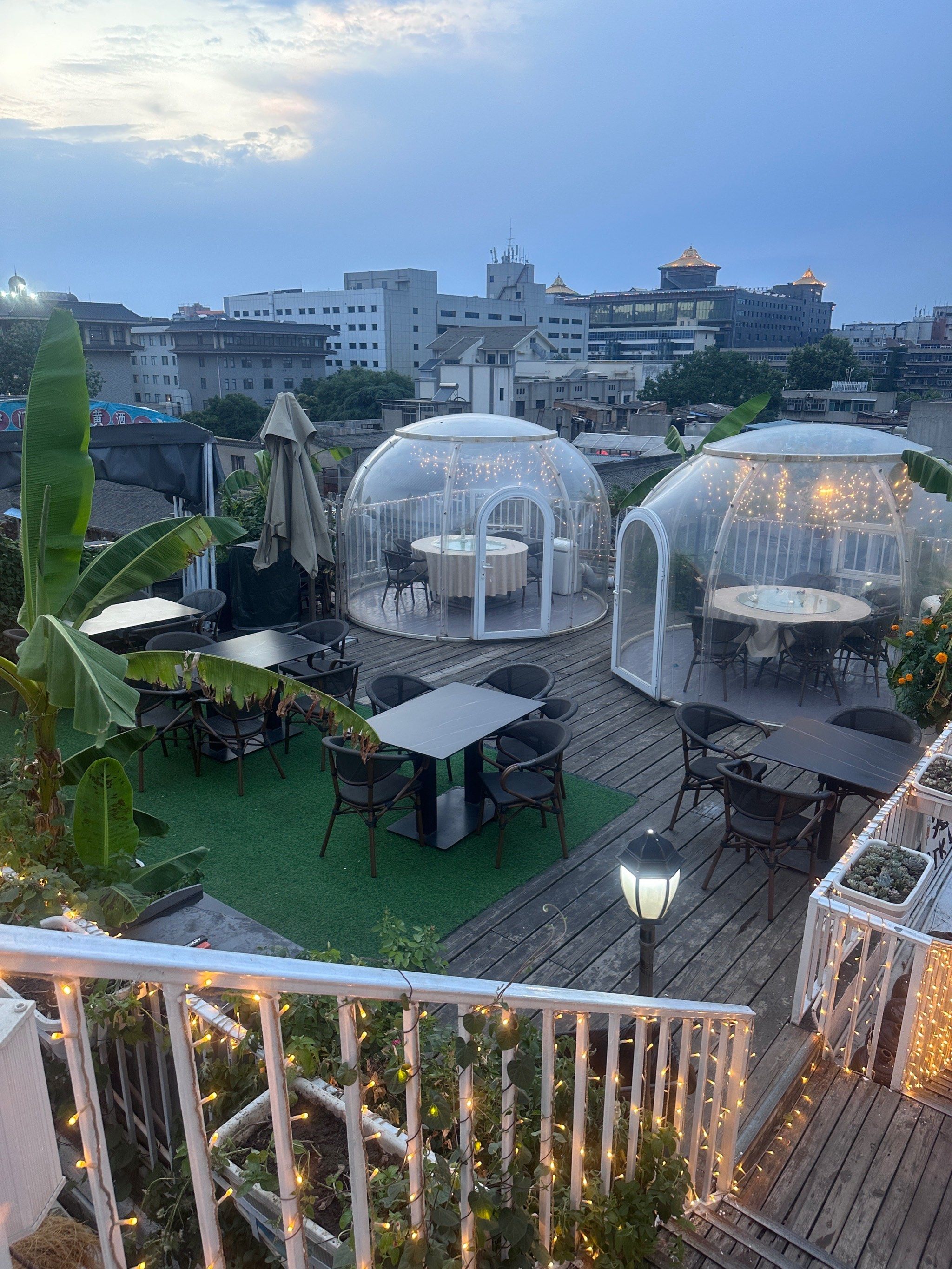 n餐厅别有洞天,分室内跟室外