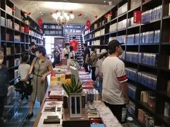 -钟书阁(松江泰晤士小镇店)