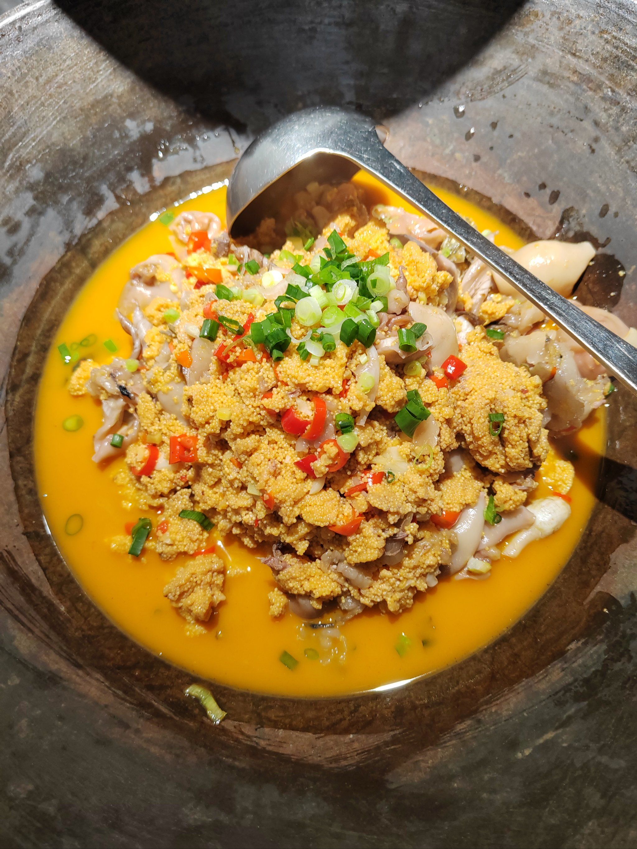 热辣辣的美味鱼籽鱼泡