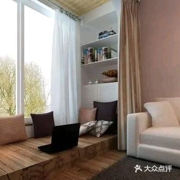 小户型客厅一定要装个地台，关键时刻能当一间卧室