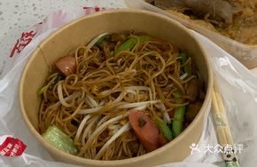 Cured Chicken Leg and Ham Sausage Stir-fried Rice Noodles