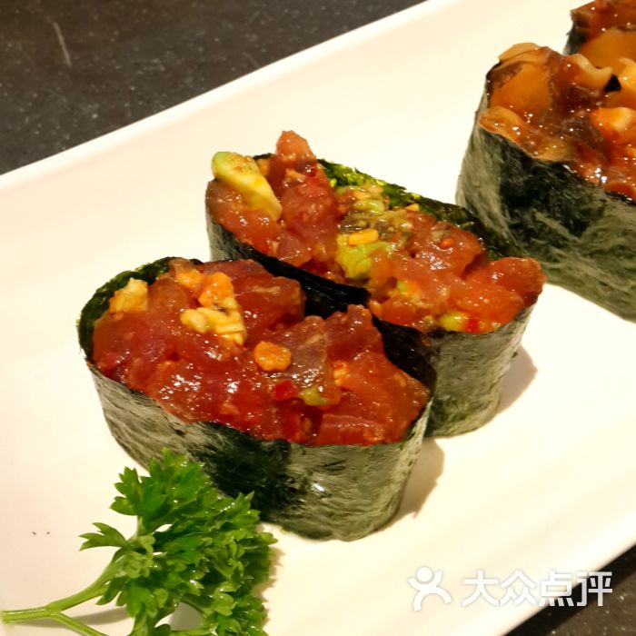 辣味吞拿鱼牛油果军舰