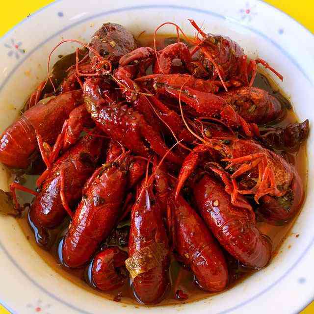 在民族一条街上位置很好找老公不叫爱吃小龙虾他打包回家吃的我抱着试