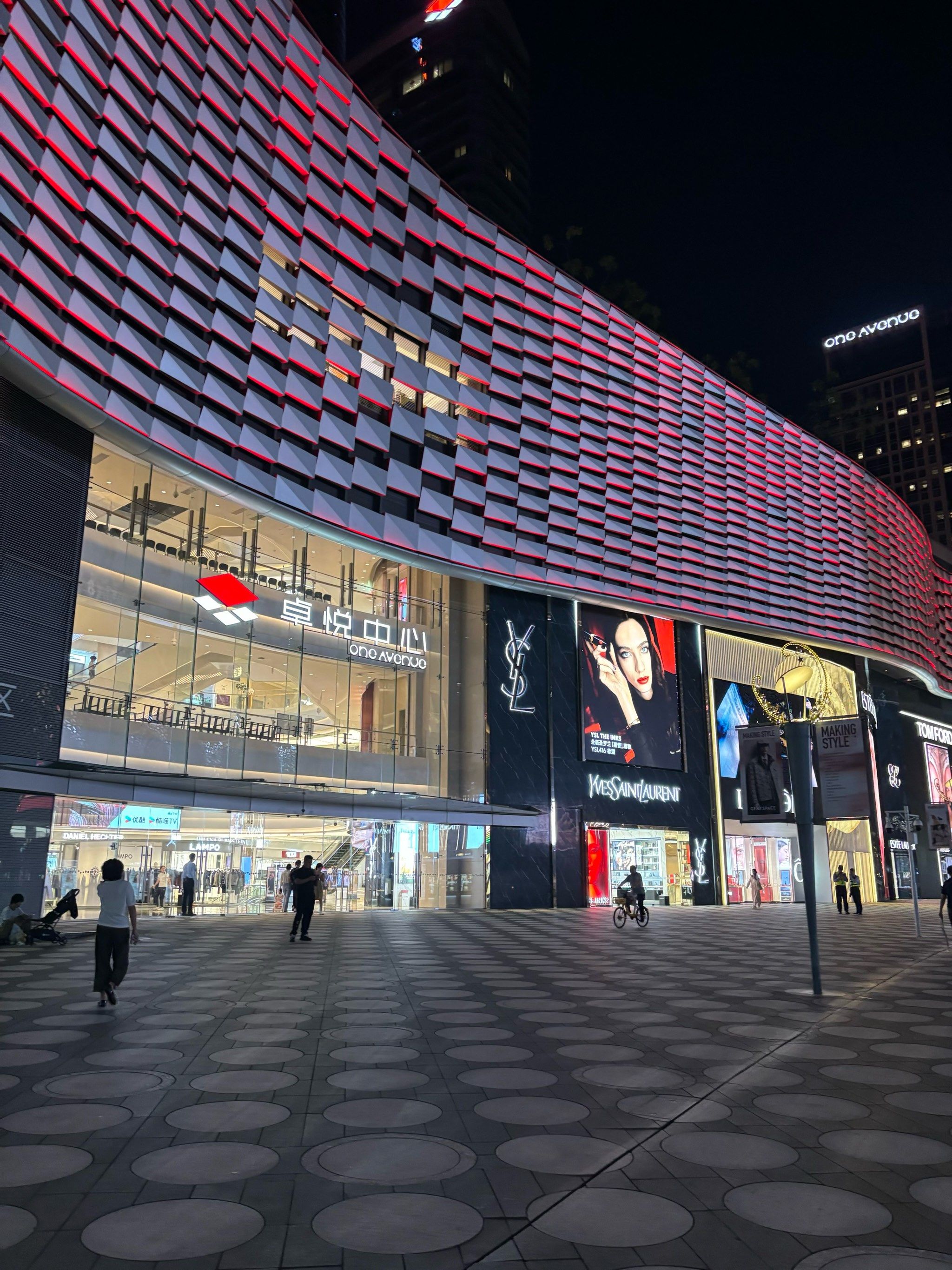 这家商场夜晚灯火通明