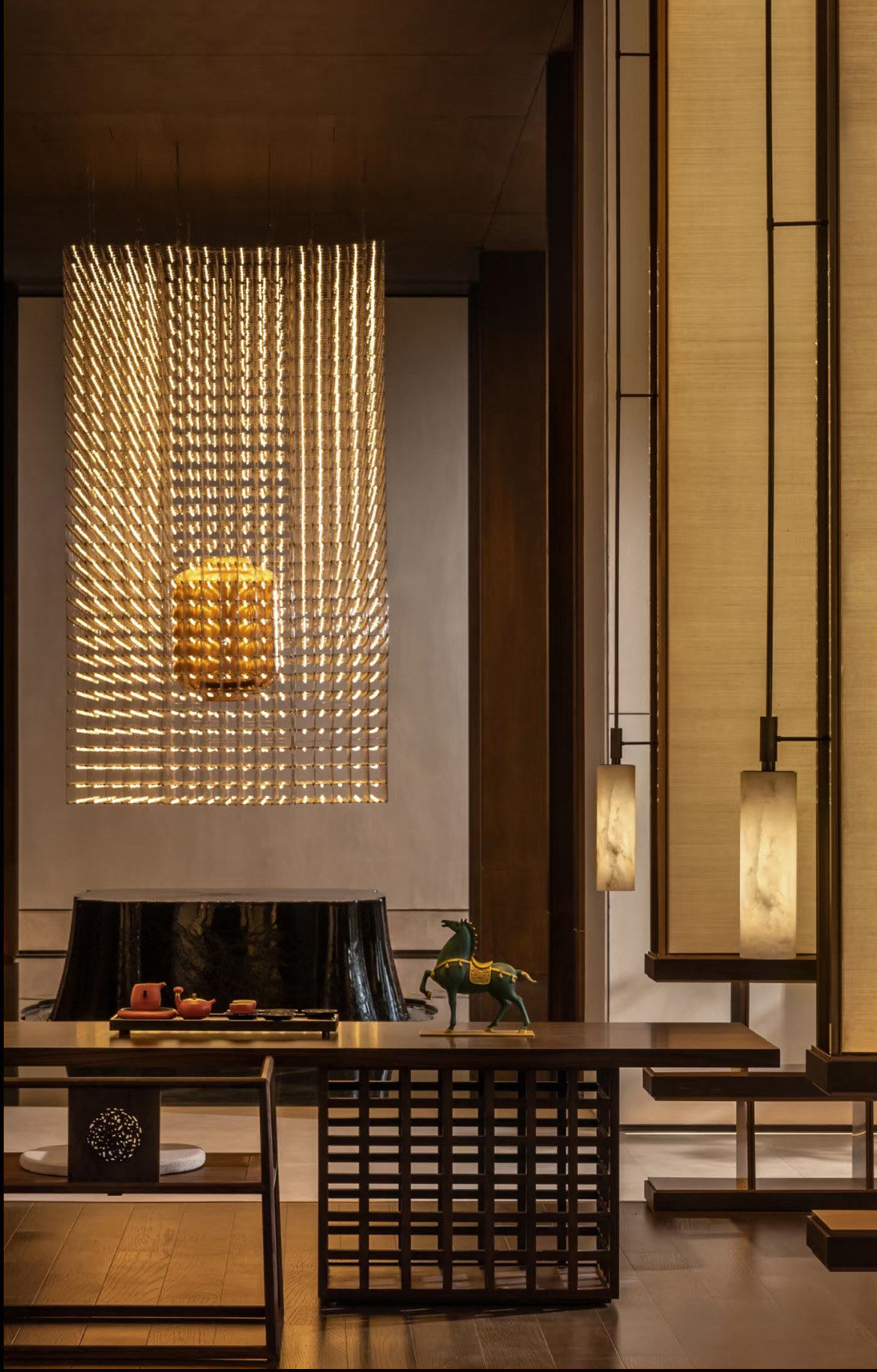 此为中式风格室内场景.中央有造型独特的吊