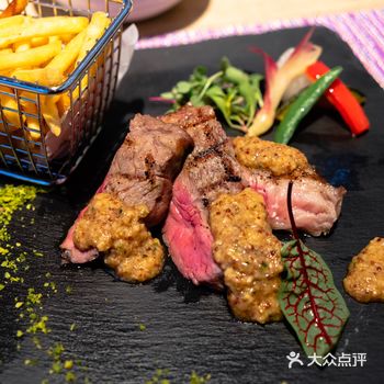 夜宵时间，你只需要支付一份自助餐的费用，就可以随便吃了