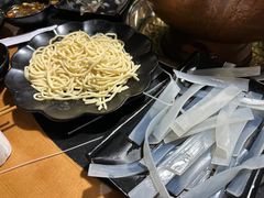 -果松木炭酸菜铜火锅·外婆参鸡汤