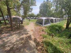 -田园东方蜜桃村的田野营地