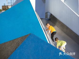 餐厅外的休闲栈道隐秘在林下,作为酒店的滨水景观