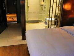 -武汉光谷广场杨家湾地铁站怡程酒店