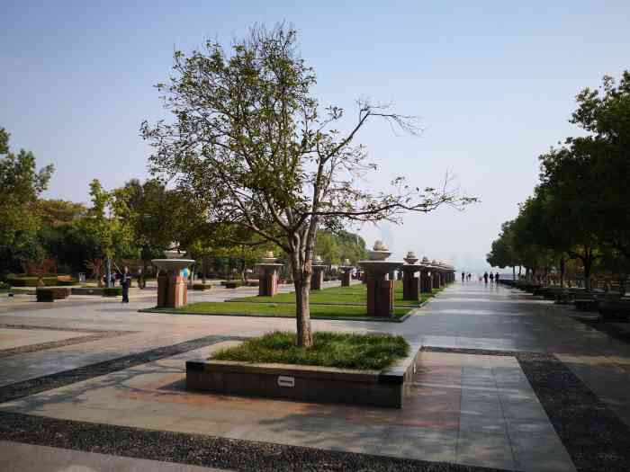 三阳广场-"汉口江滩三阳广场游客市民与旅行游客参半,.