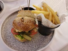 招牌牛肉汉堡配芝士煎蛋个薯条-国家大剧院西餐厅