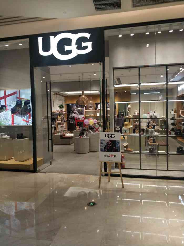 金狮广场也开了ugg商场一楼面积挺大样子也不少常规