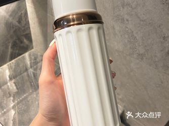 问了店员说是今天刚出来的新品，白色珠光镜面好好看呀