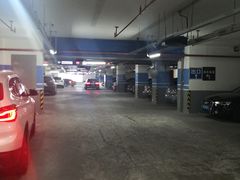 -绿地缤纷城-停车场