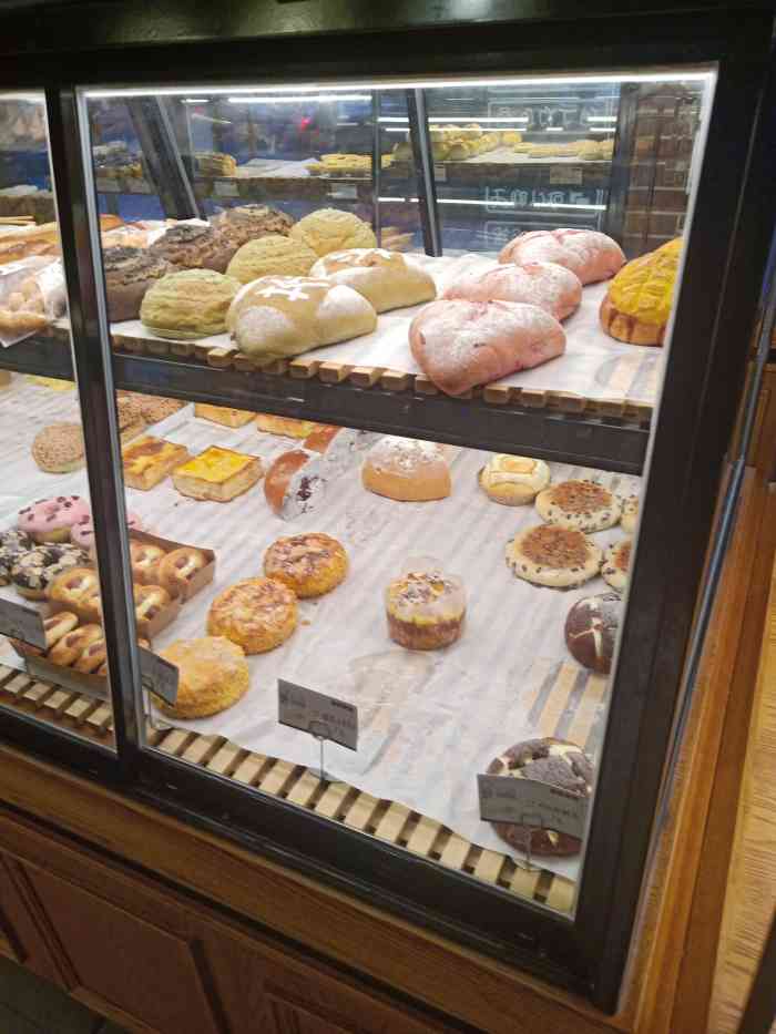 到横店玩,找了家评分高的面包店买了草莓甜甜圈和好久没有吃的蜂巢