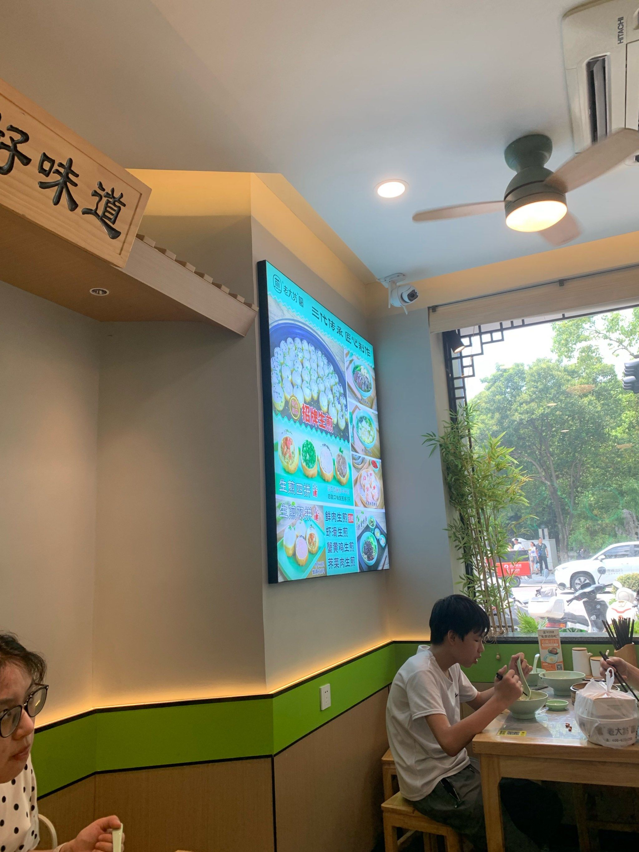 很好找,里面的小馄饨很大,非常好吃