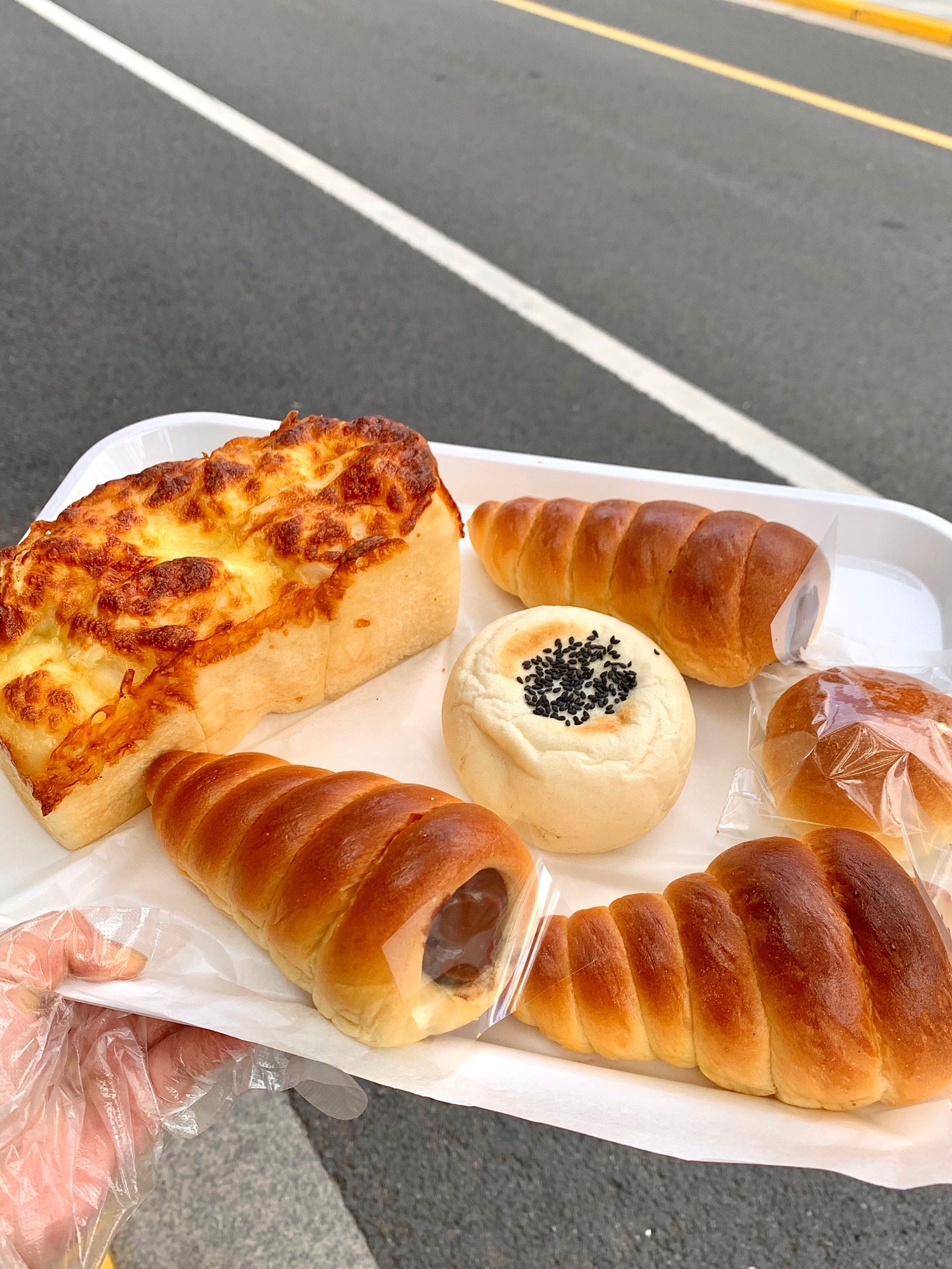 一家人都爱吃他家的面包,每次经过都会带上六七八个回去