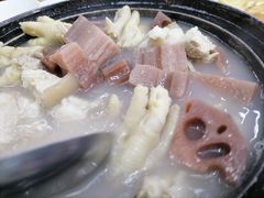 莲藕猪骨鸡爪煲-渔鸽皇酒楼(鸿大广场店)