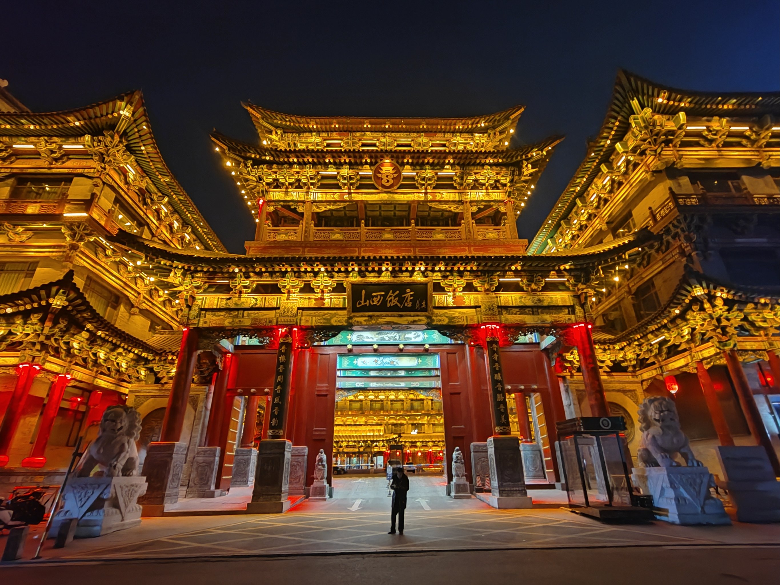 晚上到的太原转机,极限去了几个地方打卡夜景\n\n�第一站太原