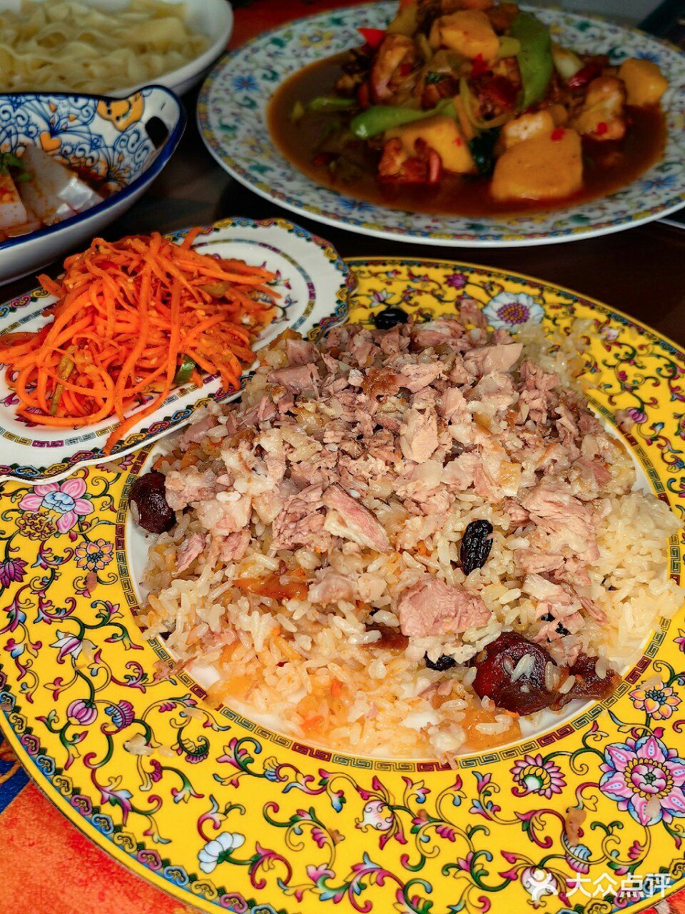 大盘鸡 来到他家大盘鸡都是首选美味了，一大盘上来