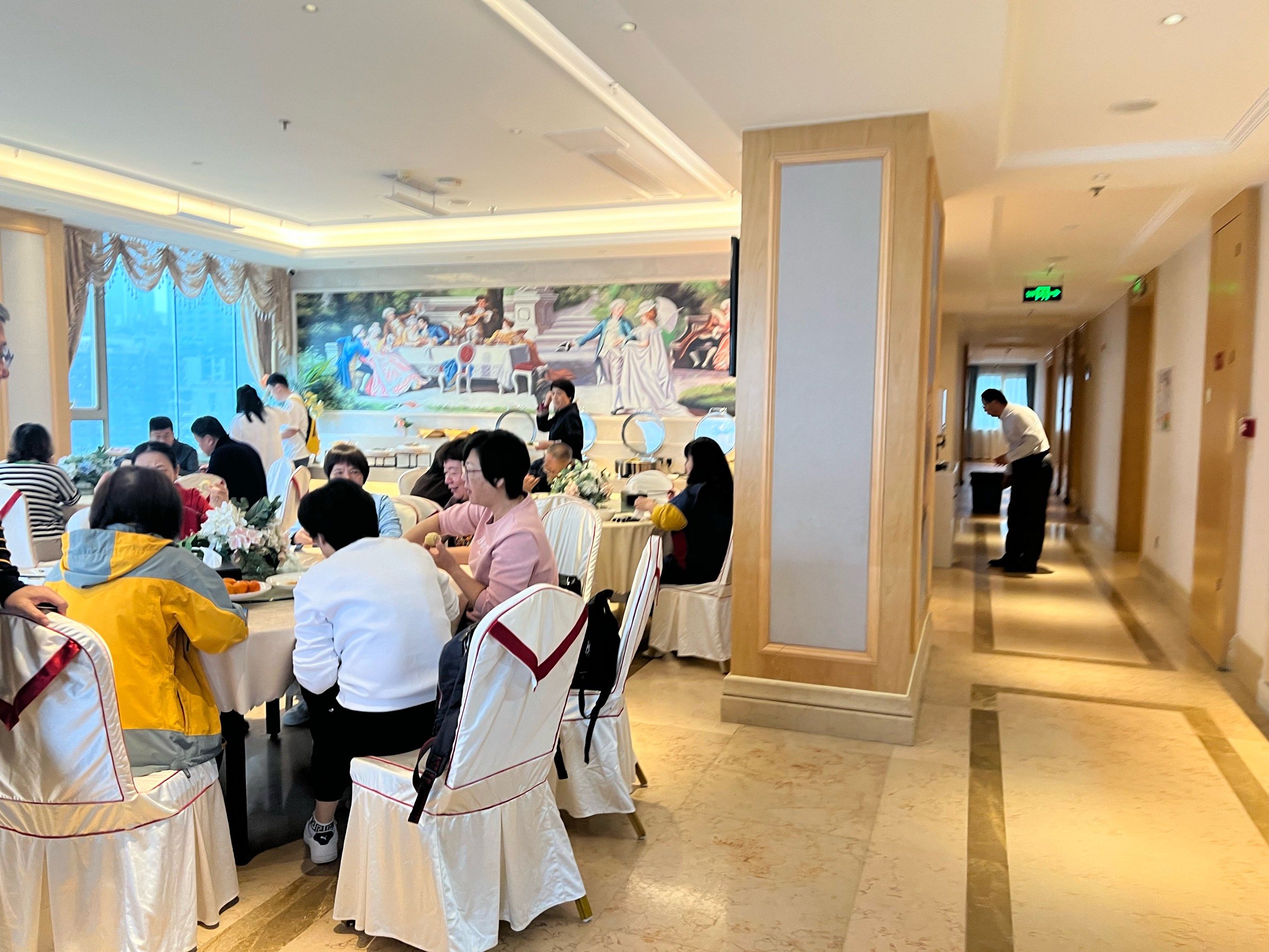 维也纳早餐餐厅碟席即视感