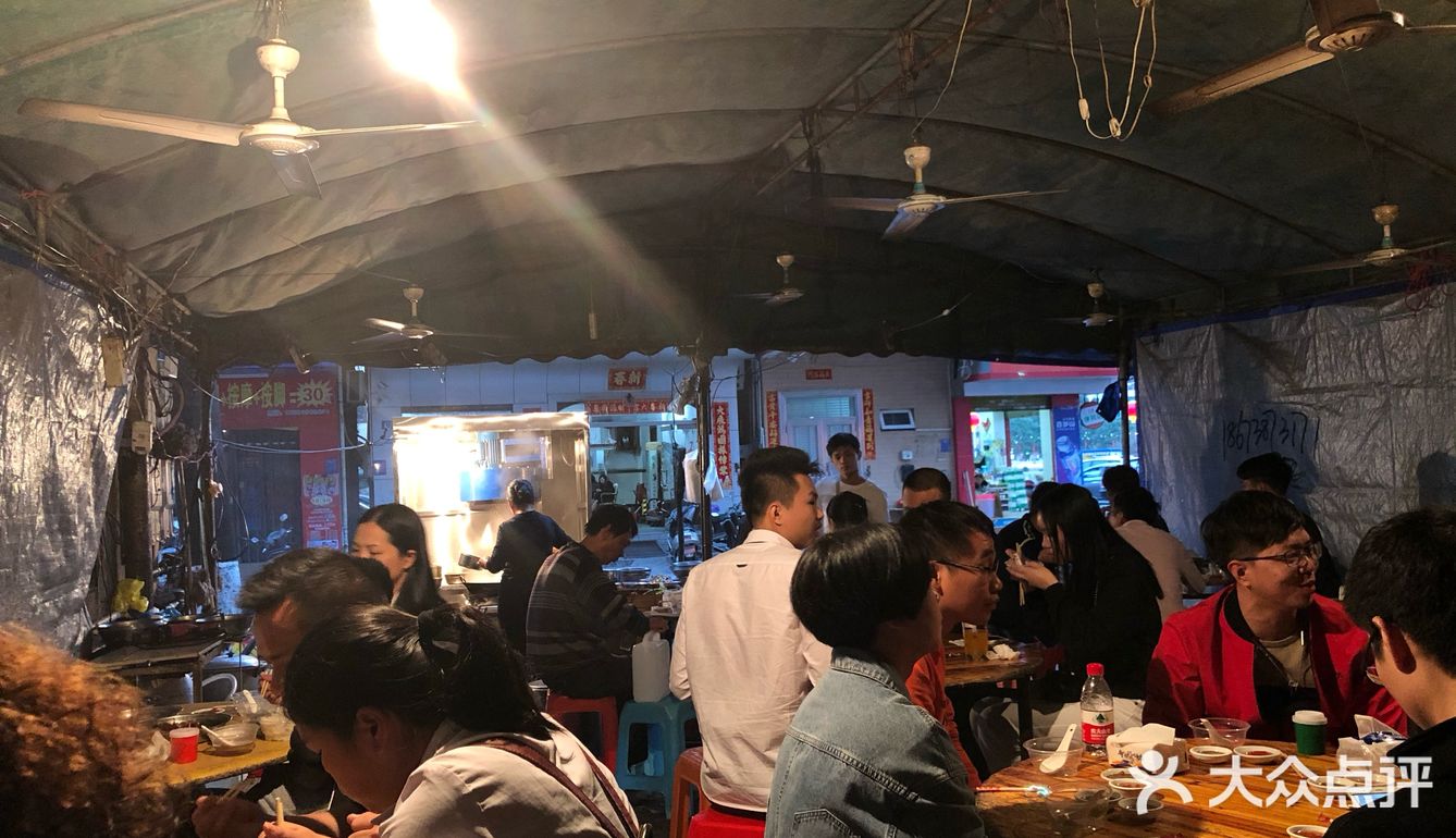 路过看到这里挤满了人，临时改变主意进来吃 店没有名字