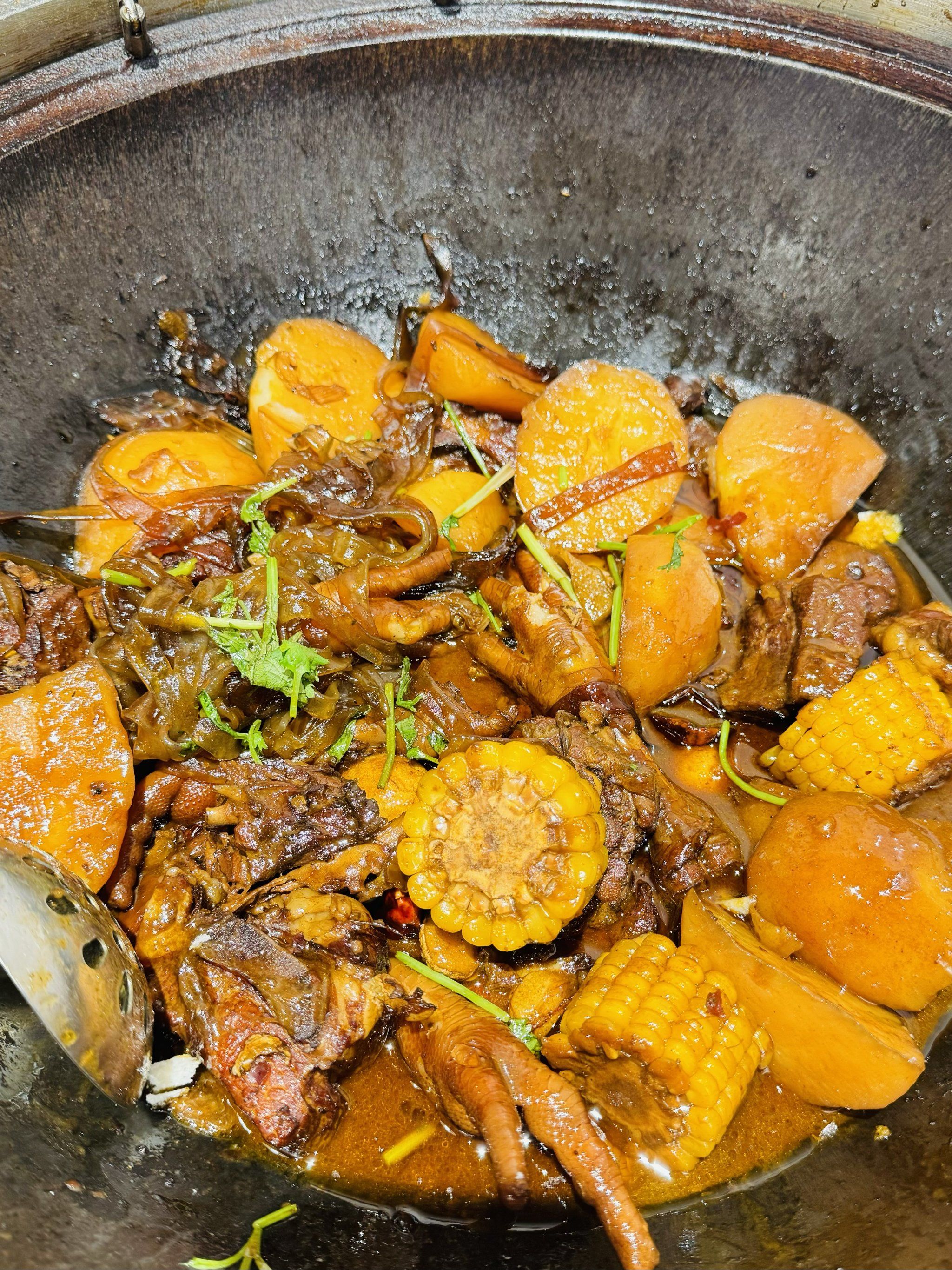 一锅热腾腾的铁锅炖
柴鸡,活鱼,排骨,大鹅
一切皆可炖!