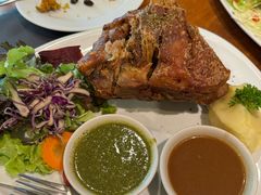 -Chom Cafe and Restaurant