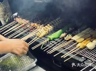 在苏州郊区的夜宵烧烤摊，没有熙攘人潮，只有静谧月色温