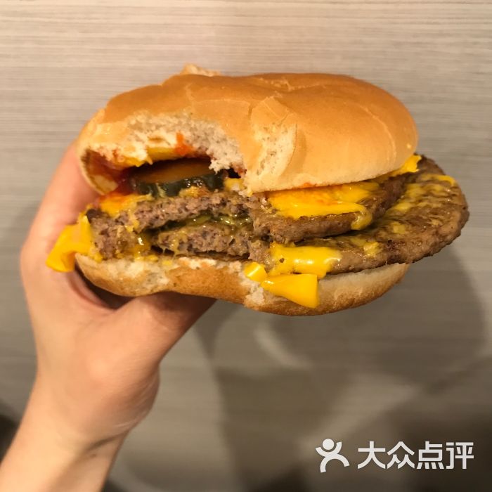 麦当劳(南京中山大厦店)双层吉士汉堡图片 - 第8张