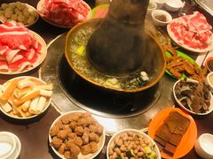 -洞庭洲·防空洞火锅·烧烤·铜锅涮肉(新百广场店)