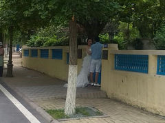 拍婚纱照的美女帅哥-八大关景区