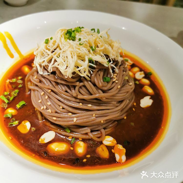 传说中的本素酸菜鱼，大家排队的人也是挺多的
