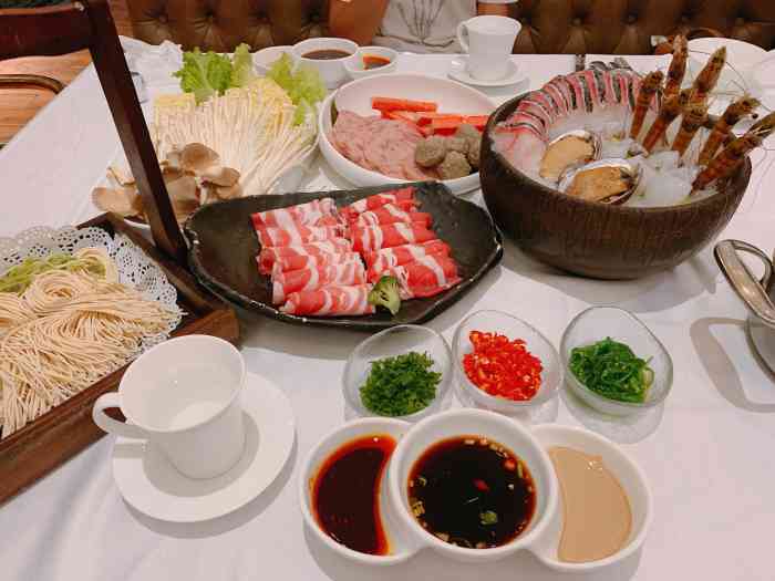 红鼎豆捞(汉街店)-"首先位置很好找,在汉街门口,店子很大,里.