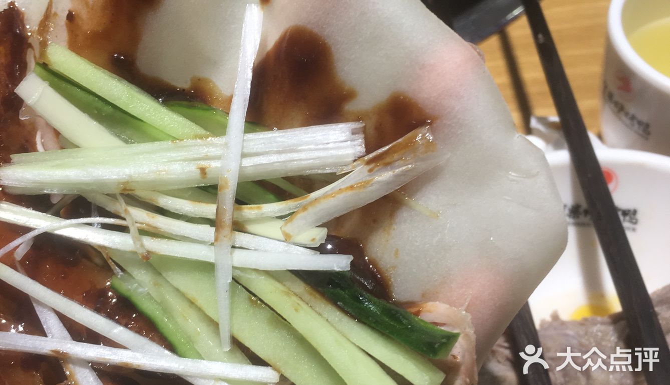 。哇噻他们家的烤鸭简直太好吃了，黄瓜的分量也很足